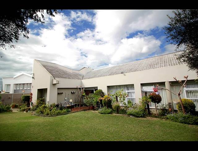 4 BEDROOM HOUSE FOR SALE IN HARTENBOS HEUWELS